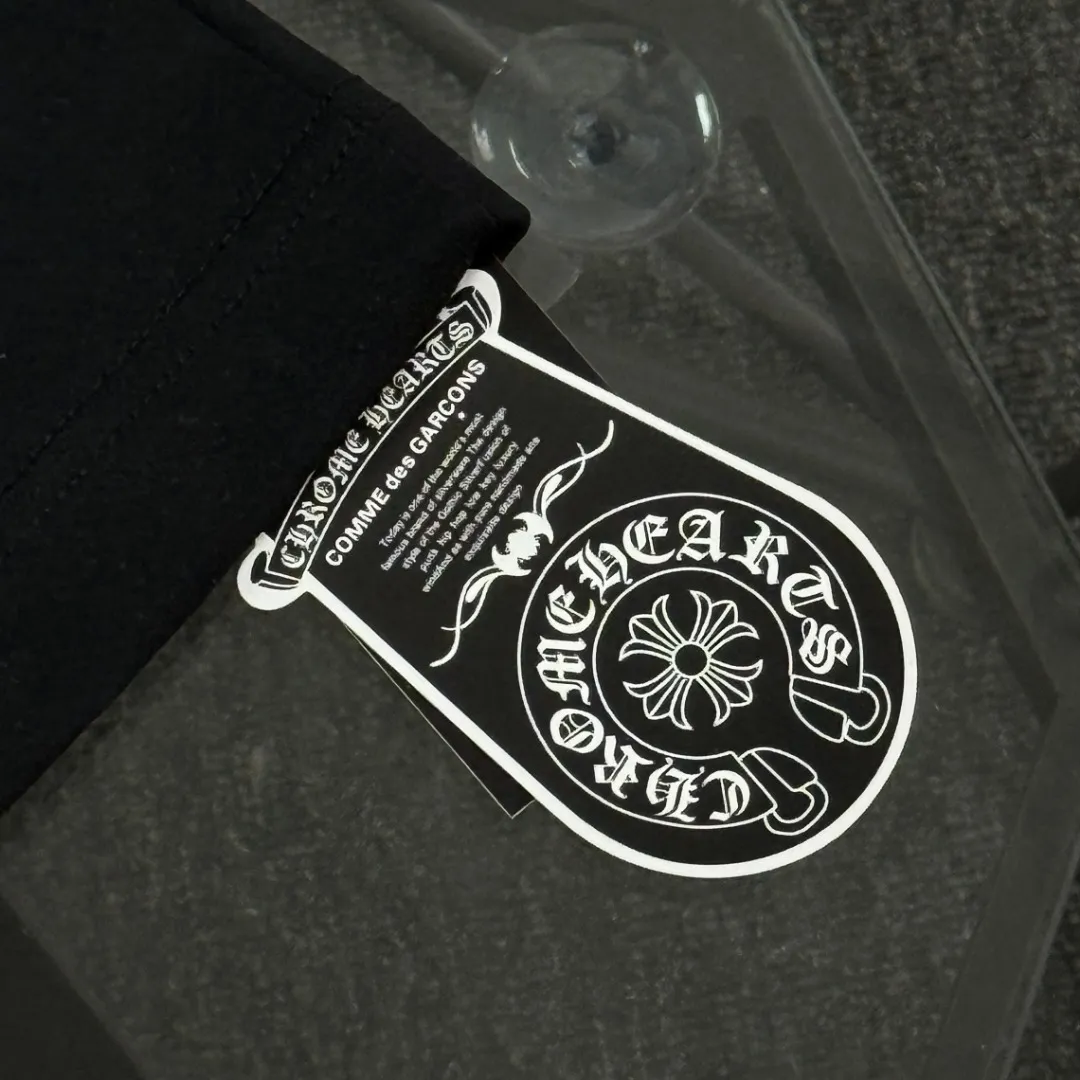 P180 Chrome Hearts Chrome Hearts 25 high-end versions. The fabric is made of 300 grams of high-density pure cotton. It does not deform or shrink. It has three labels. It is the same style for men and women. Technology: suede foaming + digital printing. Color: white, black. SIZE: S-XL.